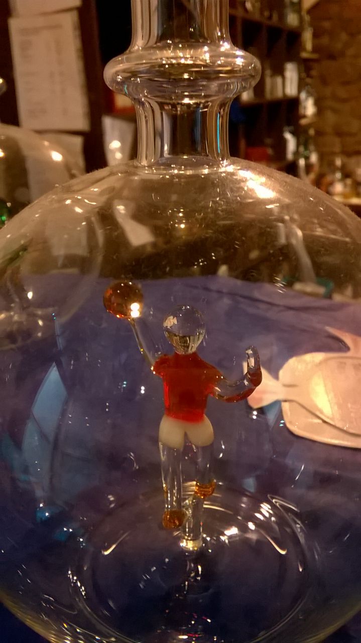 Glasfiguren in der Flasche